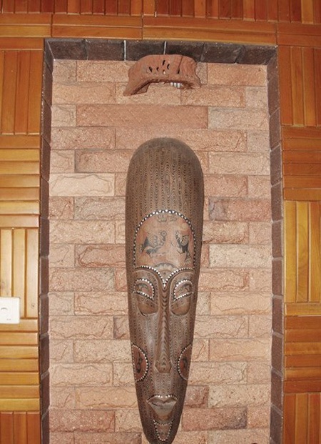 Khám phá ngôi nhà "rất quái" của Tùng Dương - 1 Bước chân vào căn nhà, đập vào mắt là một chiếc mặt nạ làm bằng một loại gỗ quý.