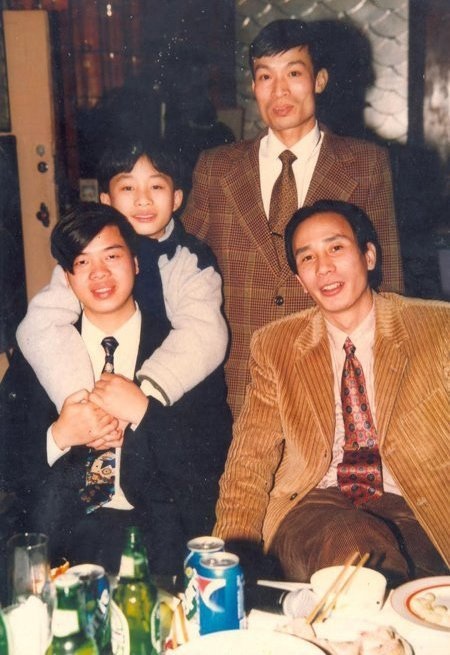 Khám phá ngôi nhà "rất quái" của Tùng Dương - 11 Ảnh chụp Tùng Dương cùng bố (áo vest vàng) và ca sĩ Đăng Dương.