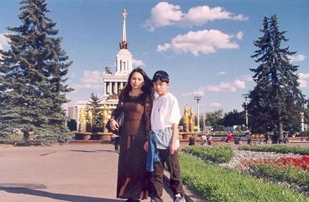 Khám phá ngôi nhà "rất quái" của Tùng Dương - 9 Chiếc tủ đựng giày của Tùng Dương trông cũng lạ mắt.