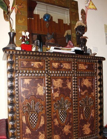 Khám phá ngôi nhà "rất quái" của Tùng Dương - 8 Chiếc tủ đựng giày của Tùng Dương trông cũng lạ mắt.