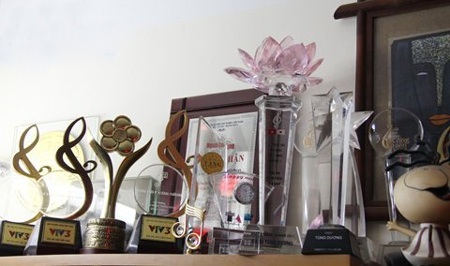 Khám phá ngôi nhà "rất quái" của Tùng Dương - 7 Cúp giải thưởng được sắp xếp ngay ngắn trên nóc những tủ đĩa nhạc.