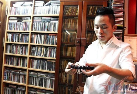 Khám phá ngôi nhà "rất quái" của Tùng Dương - 6 Tùng Dương đang sở hữu bộ sưu tập đĩa nhạc lên tới gần 6000 chiếc.