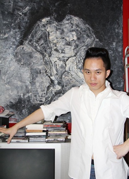 Khám phá ngôi nhà "rất quái" của Tùng Dương - 5 Tùng Dương bên bức tranh trừu tượng khổ lớn được một họa sĩ nổi tiếng trong nước vẽ tặng.