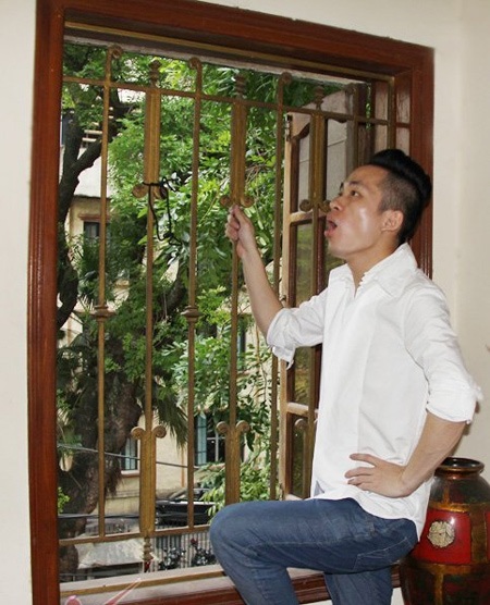 Khám phá ngôi nhà "rất quái" của Tùng Dương - 4 Cửa sổ phòng khách là nơi Tùng Dương luyện thanh mỗi sáng.