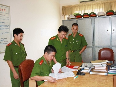 Thượng úy Bùi Việt Hùng (ngoài cùng bìa trái) cùng đồng đội nghiên cứu hồ sơ các vụ án.