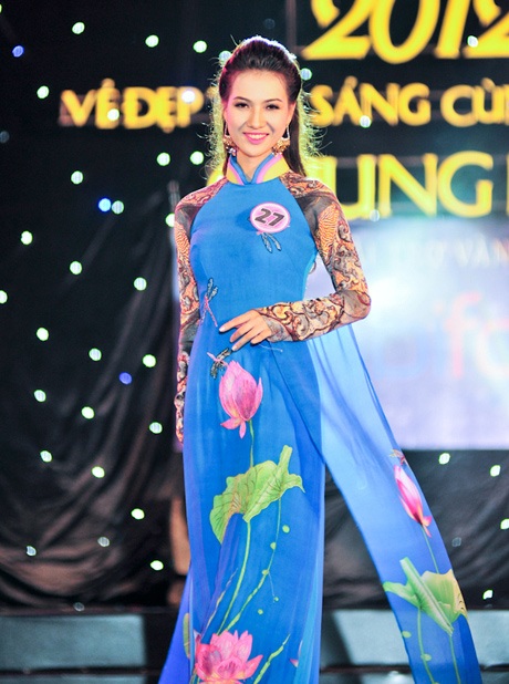 Ngắm thiếu nữ ĐH Huế rạng ngời trên sàn catwalk - 1 Phần thi trình diễn trang phục áo dài