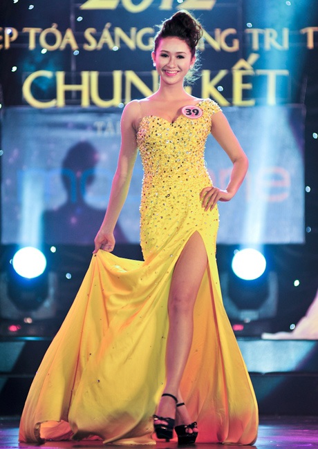Ngắm thiếu nữ ĐH Huế rạng ngời trên sàn catwalk - 9 Và các nữ sinh ĐH Huế duyên dáng trong phần thi trình diễn trang phục dạ hội.