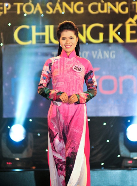 Ngắm thiếu nữ ĐH Huế rạng ngời trên sàn catwalk - 2 Phần thi trình diễn trang phục áo dài