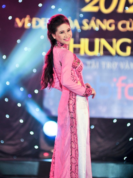 Ngắm thiếu nữ ĐH Huế rạng ngời trên sàn catwalk - 6 Phần thi trình diễn trang phục áo dài