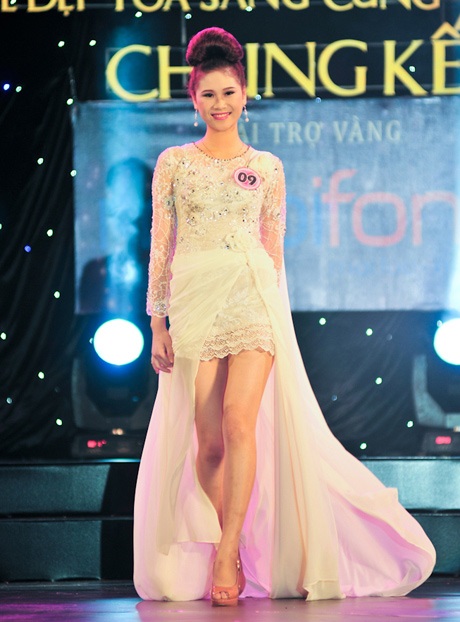 Ngắm thiếu nữ ĐH Huế rạng ngời trên sàn catwalk - 12 Và các nữ sinh ĐH Huế duyên dáng trong phần thi trình diễn trang phục dạ hội.