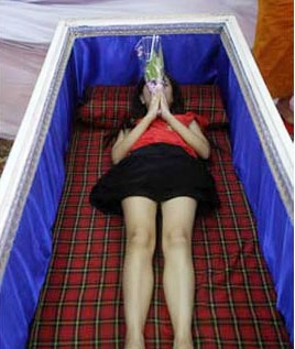 Ớn lạnh nữ sinh viên... "chết" thử - 1 Ớn lạnh nữ sinh viên... chết thử