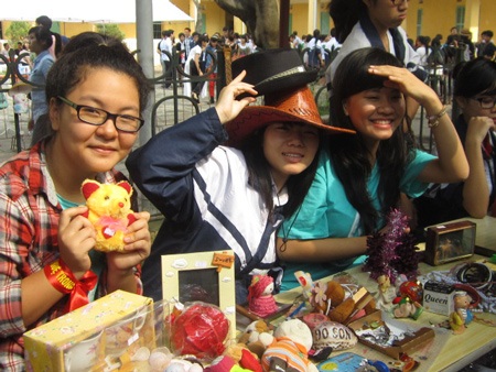 Teen chuyên Nguyễn Huệ nhảy tưng bừng mừng 65 năm thành lập trường - 4 gian hàng bán đồ lưu niệm...