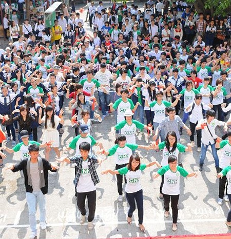 Teen chuyên Nguyễn Huệ nhảy tưng bừng mừng 65 năm thành lập trường - 1 Bên cạnh hoạt động nhảy flashmob...