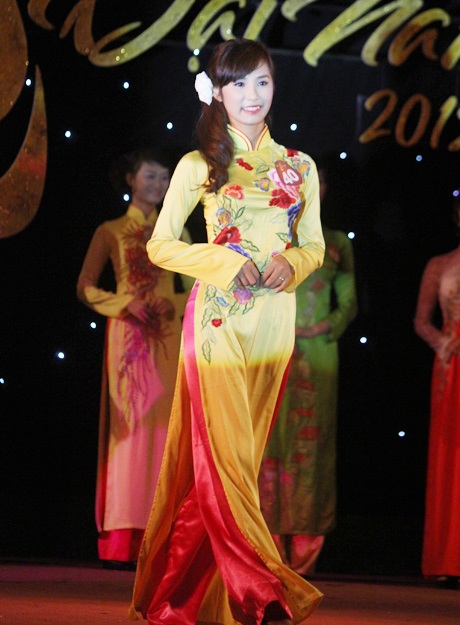 Hoa khôi ĐH Đại Nam: "Không ủng hộ sống thử" - 4 Thí sinh trình diễn áo dài