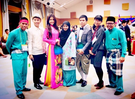 Cùng Diễm Trang xinh đẹp khám phá Nhật Bản và Đông Nam Á - 1 Diễm Trang mặc áo dài Việt bên bạn bè các nước.