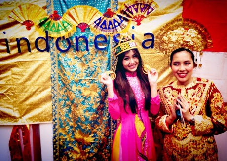 Cùng Diễm Trang xinh đẹp khám phá Nhật Bản và Đông Nam Á - 10 Khám phá văn hoá các quốc gia Đông Nam Á, Diễm Trang rất thích sắc màu rực rỡ của người Indonesia.