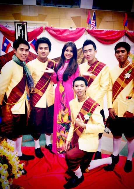 Cùng Diễm Trang xinh đẹp khám phá Nhật Bản và Đông Nam Á - 11 Miss Teen 2010 rạng rỡ bên những người bạn nước Lào.