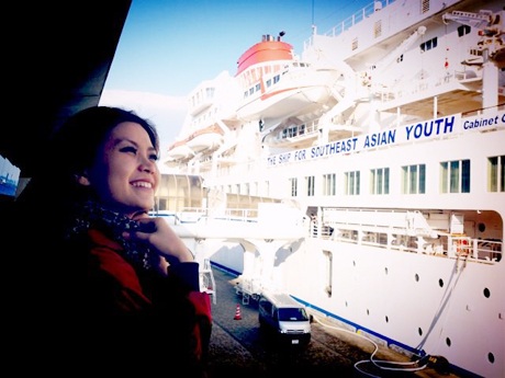 Cùng Diễm Trang xinh đẹp khám phá Nhật Bản và Đông Nam Á - 2 Diễm Trang mặc áo dài Việt bên bạn bè các nước.