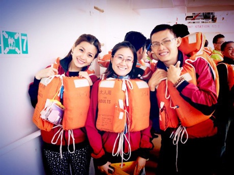 Cùng Diễm Trang xinh đẹp khám phá Nhật Bản và Đông Nam Á - 3 Diễm Trang mặc áo dài Việt bên bạn bè các nước.