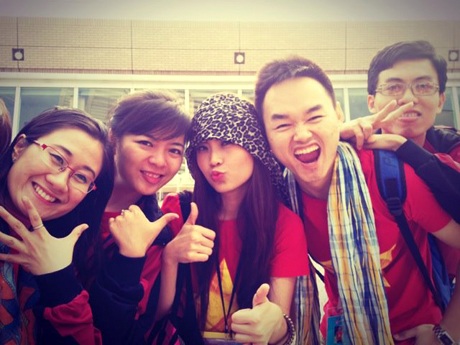 Cùng Diễm Trang xinh đẹp khám phá Nhật Bản và Đông Nam Á - 4 Diễm Trang cùng các bạn đoàn Việt Nam diện áo hình lá cờ Tổ quốc.