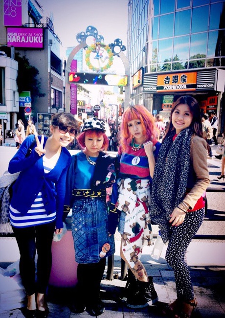 Cùng Diễm Trang xinh đẹp khám phá Nhật Bản và Đông Nam Á - 8 Thậm chí, cô bạn còn xin chụp ảnh cùng các cô gái Nhật Bản.