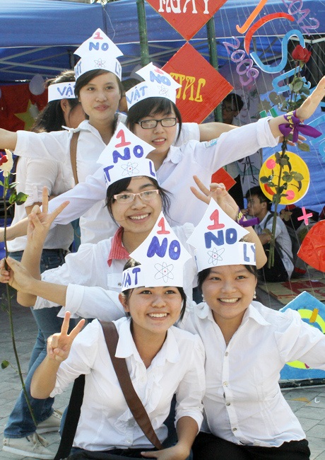 150 nữ sinh nhảy flashmob mừng ngày Nhà giáo Việt Nam - 8 Các bạn sinh viên tranh thủ chụp ảnh lưu niệm