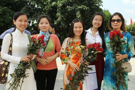 150 nữ sinh nhảy flashmob mừng ngày Nhà giáo Việt Nam - 7 Các thế hệ giáo viên trường ĐH Giáo dục