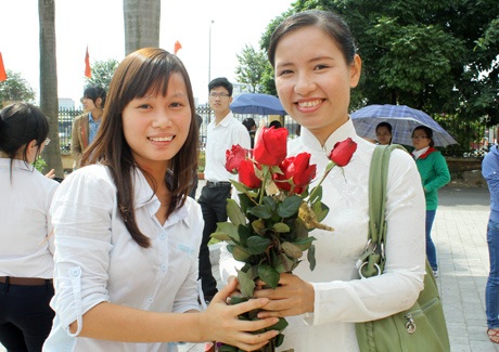 150 nữ sinh nhảy flashmob mừng ngày Nhà giáo Việt Nam - 6 Cô trò rạng rỡ bên nhau