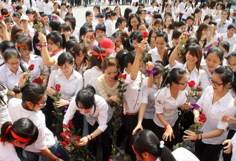 150 nữ sinh nhảy flashmob mừng ngày Nhà giáo Việt Nam - 5 Nữ sinh nhận hoa để tặng thầy cô