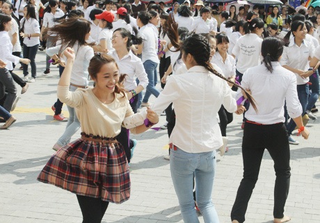 150 nữ sinh nhảy flashmob mừng ngày Nhà giáo Việt Nam - 2 Nụ cười hồn nhiên của các nữ sinh trong ngày hội