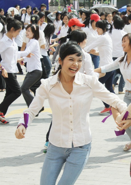 150 nữ sinh nhảy flashmob mừng ngày Nhà giáo Việt Nam - 3 Nụ cười hồn nhiên của các nữ sinh trong ngày hội