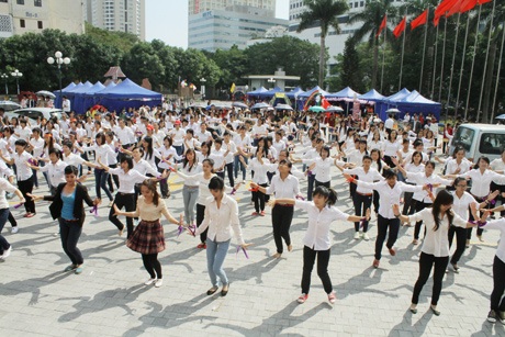 150 nữ sinh nhảy flashmob mừng ngày Nhà giáo Việt Nam - 1 Màn nhảy flashmob trên nền nhạc Người giáo viên nhân dân của các bạn sinh viên ĐH Giáo dục