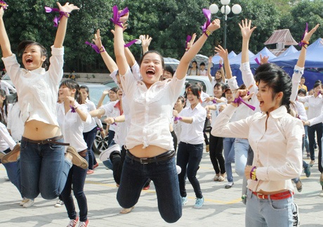 150 nữ sinh nhảy flashmob mừng ngày Nhà giáo Việt Nam - 4 Nhảy hết mình