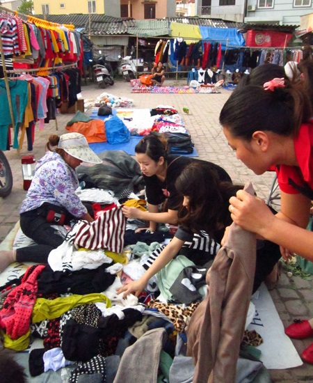 Đầu đông, dân teen đổ xô đi sắm “hàng thùng” - 2 Nếu khéo chọn và may mắn, bạn có thể kiếm được đồ ưng ý mà giá cực rẻ.