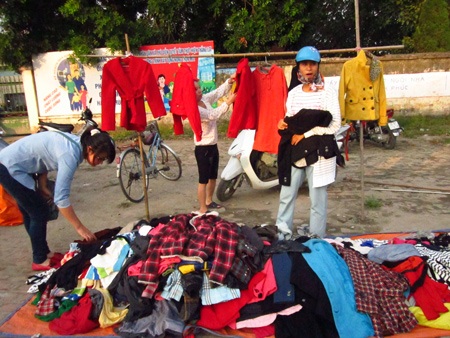Đầu đông, dân teen đổ xô đi sắm “hàng thùng” - 4 Cùng với đó là câu hỏi về vệ sinh, an toàn chứ chưa nói đến chất lượng, nhãn mác sản phẩm.