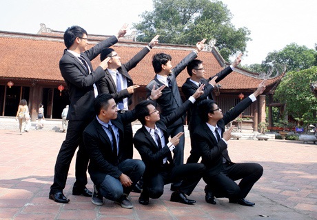 Khoảnh khắc đẹp của SV năm cuối trước ngày ra trường - 7 Kiểu tạo dáng độc đáo của nam sinh Ngoại thương