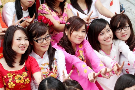 Khoảnh khắc đẹp của SV năm cuối trước ngày ra trường - 4 Sinh viên lớp Kế toán doanh nghiệp HV Ngân hàng chụp ảnh kỷ yếu