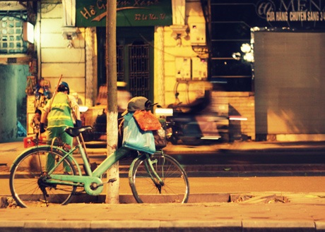 Lãng mạn Hà Nội những ngày cuối thu… - 2 Chiếc xe đạp cũ và người lao công. Chiếc xe cũ gợi nhớ về Hà Nội những năm xưa.
