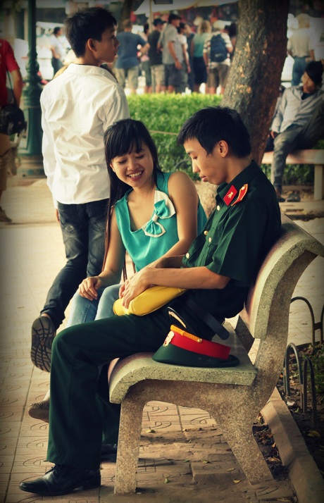 Lãng mạn Hà Nội những ngày cuối thu… - 9 Cô gái bán hoa ngày lễ, liệu cô có mong chờ nhận được một bó hoa từ người nào đó...