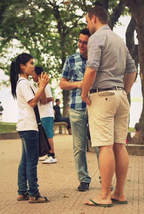 Lãng mạn Hà Nội những ngày cuối thu… - 7 Cô gái bán hoa ngày lễ, liệu cô có mong chờ nhận được một bó hoa từ người nào đó...