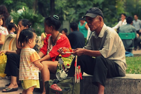 Lãng mạn Hà Nội những ngày cuối thu… - 13 Cụ già ngắm nhìn hạnh phúc của đôi trẻ.