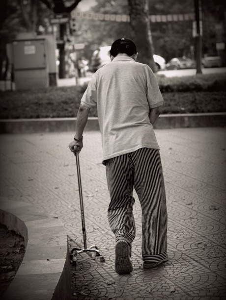 Lãng mạn Hà Nội những ngày cuối thu… - 12 Cụ già ngắm nhìn hạnh phúc của đôi trẻ.