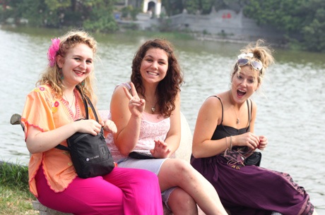 Lãng mạn Hà Nội những ngày cuối thu… - 15 Cụ già ngắm nhìn hạnh phúc của đôi trẻ.