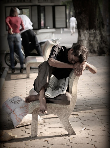 Lãng mạn Hà Nội những ngày cuối thu… - 4 Mệt mỏi sau những phút mưu sinh. Một chiếc ghế đá là quá đủ cho những phút nghỉ ngơi của một người.