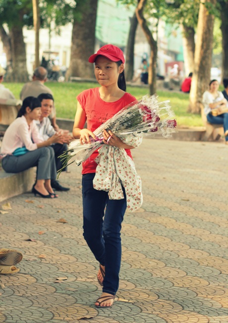 Lãng mạn Hà Nội những ngày cuối thu… - 5 Cô gái bán hoa ngày lễ, liệu cô có mong chờ nhận được một bó hoa từ người nào đó...