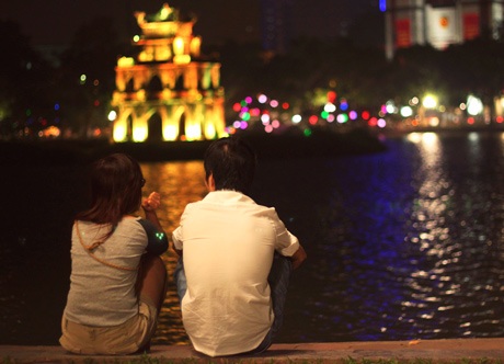 Lãng mạn Hà Nội những ngày cuối thu… - 3 Chiếc xe đạp cũ và người lao công. Chiếc xe cũ gợi nhớ về Hà Nội những năm xưa.