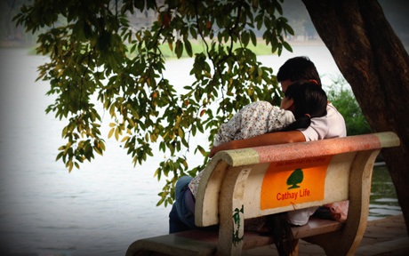 Lãng mạn Hà Nội những ngày cuối thu… - 10 Cô gái bán hoa ngày lễ, liệu cô có mong chờ nhận được một bó hoa từ người nào đó...