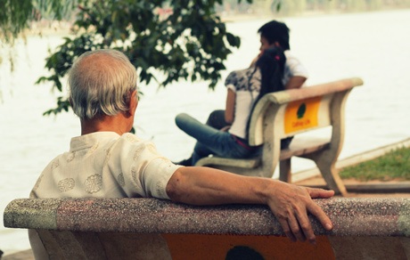 Lãng mạn Hà Nội những ngày cuối thu… - 11 Cụ già ngắm nhìn hạnh phúc của đôi trẻ.