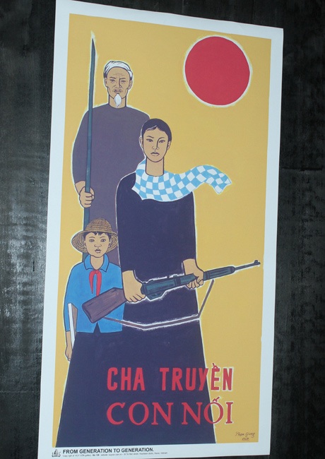 9X làm triển lãm dạng "mê cung" đầu tiên ở Việt Nam - 12 Nhiều tấm áp phích thời chiến tranh, bao cấp được trưng bày dọc lối đi