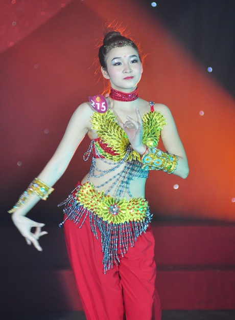 Ngắm vũ điệu nóng bỏng của các thiếu nữ Imiss - 1 Tiết mục múa Ấn Độ của Tô Ngọc Vy (ĐH Mở HN)